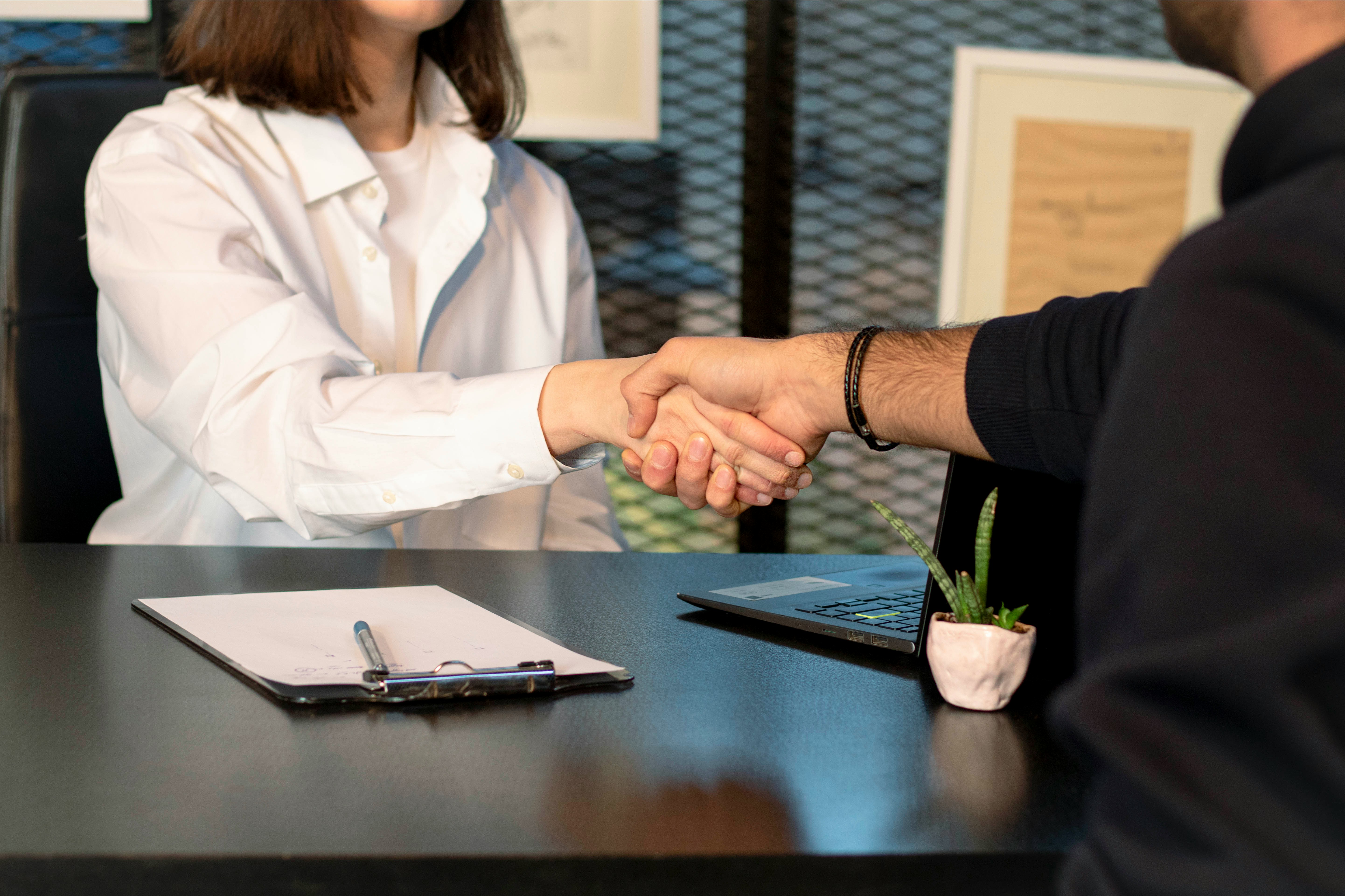 Semnarea unui contract imobiliar